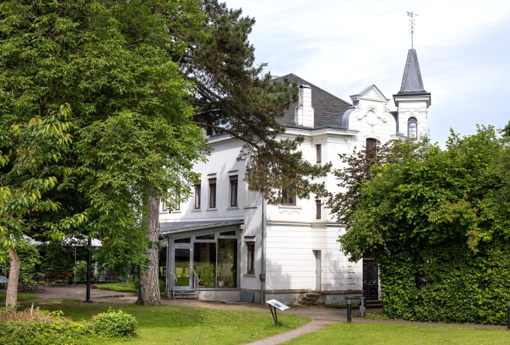 Weiße Villa in einem Garten