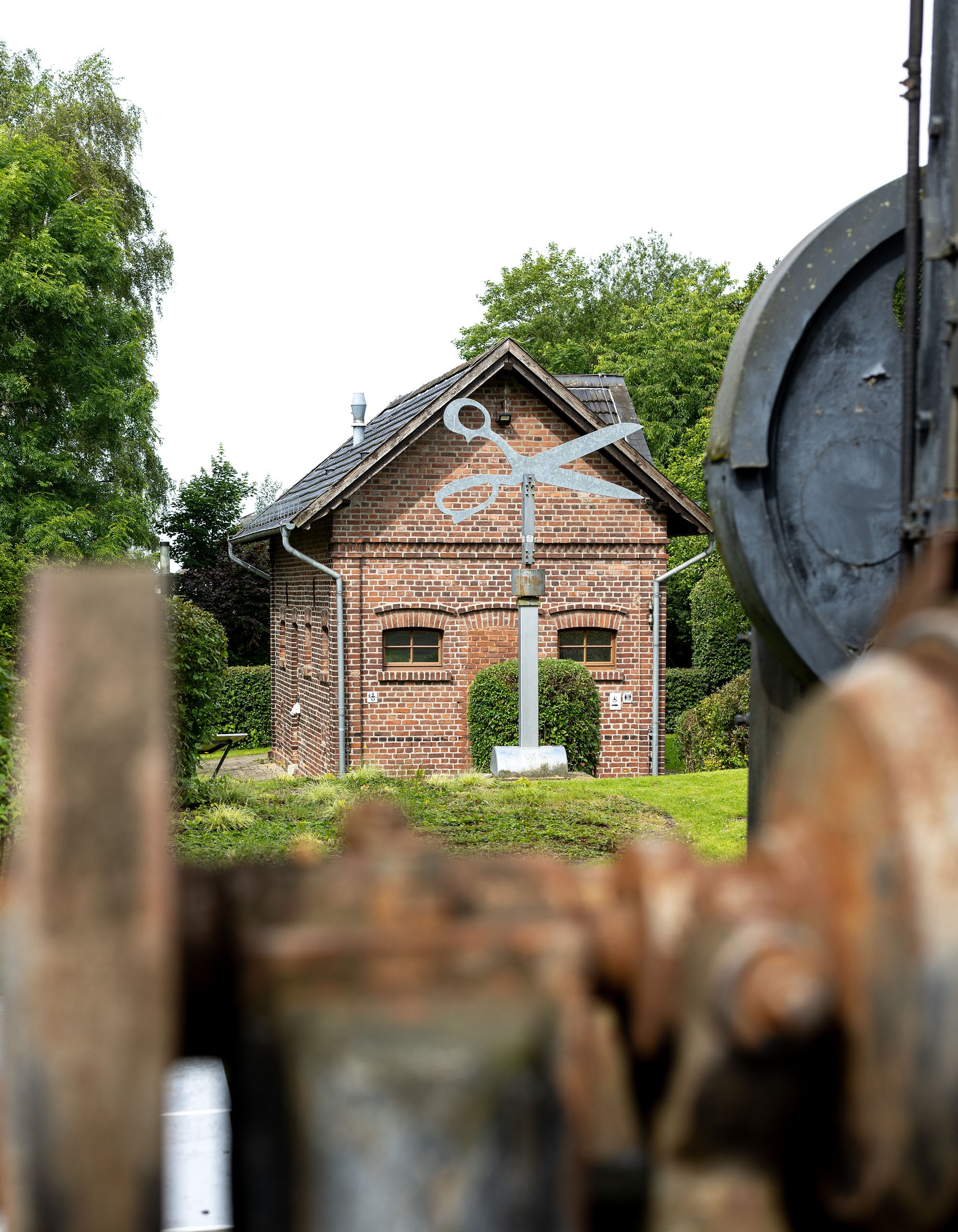 Von 1886 bis 1986 wurden in der Gesenkschmiede Hendrichs Scherenrohlinge geschmiedet. Die Statue einer Schere erinnert dekorativ an die ehemalige Produktion.