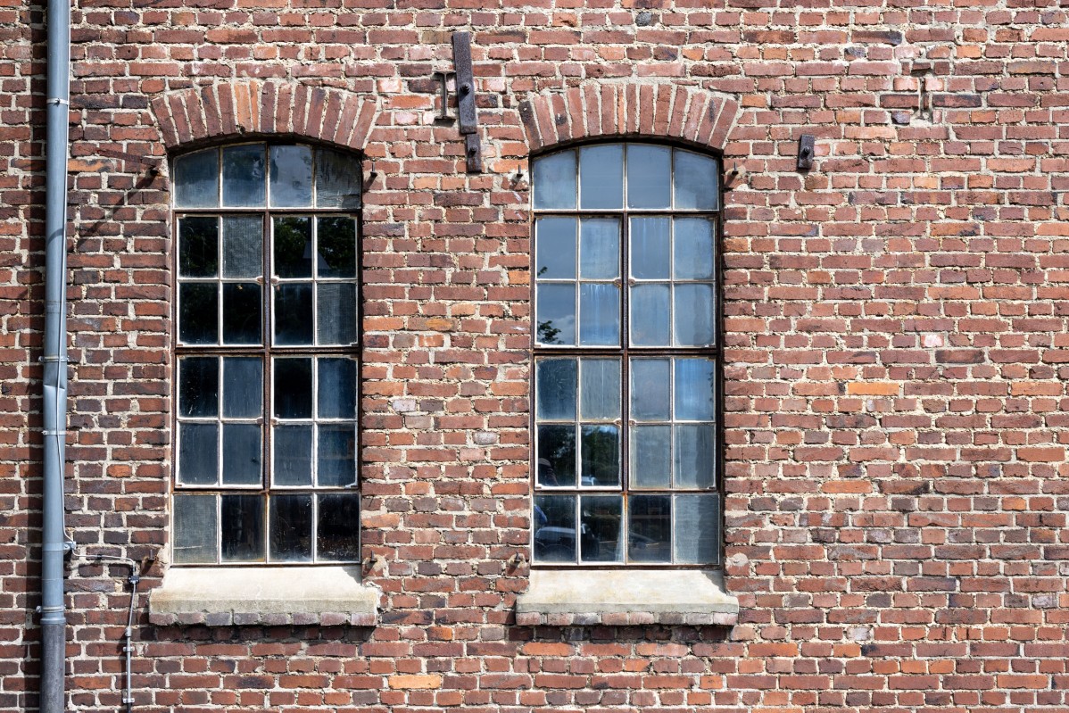 Hohe Fenster an der Fabrikwand