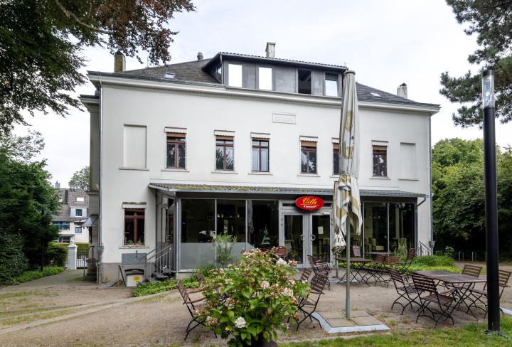 Ein weißes Gebäude mit dem Museumsrestaurant