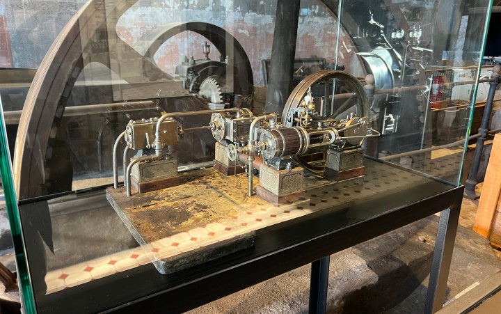 Eine Glasvitrine mit einem Modell einer Dampfmaschine