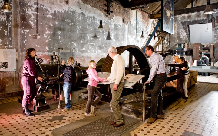 Familie in der Dauerausstellung der Gesenkschmiede Hendrichs
