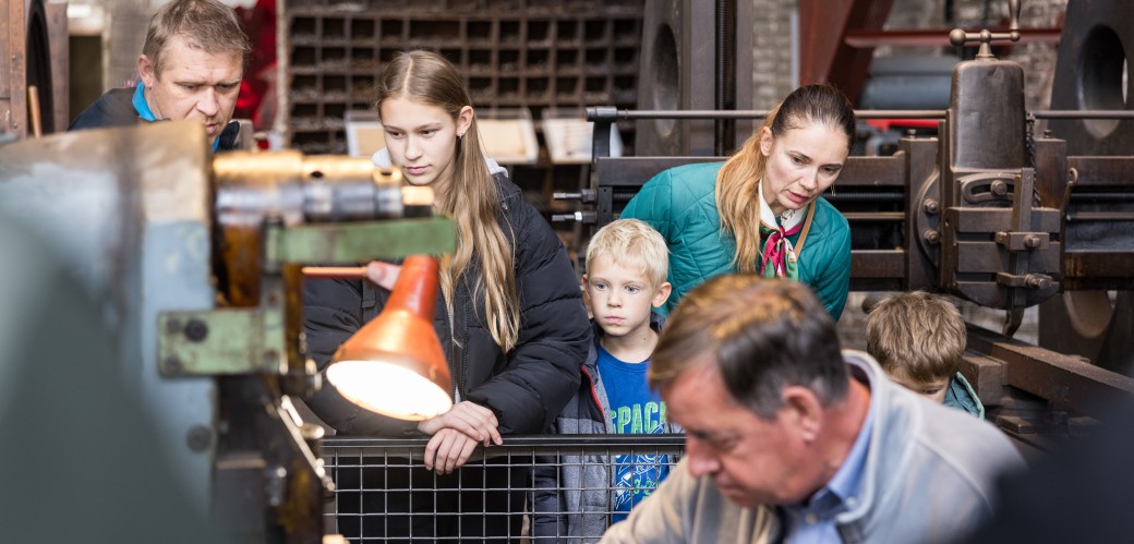 Familie in der Dauerausstellung der Gesenkschmiede Hendrichs
