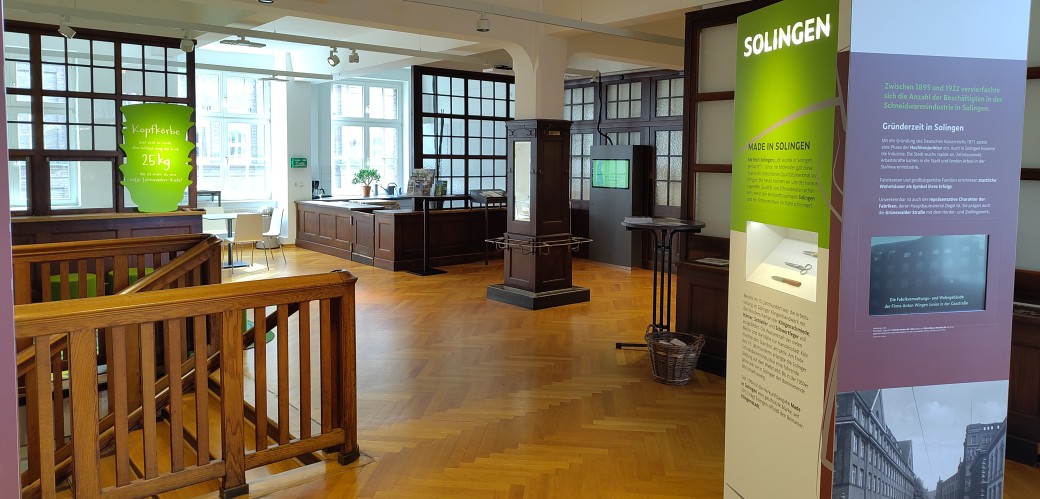 Blick in einen Raum mit Ausstellungselementen
