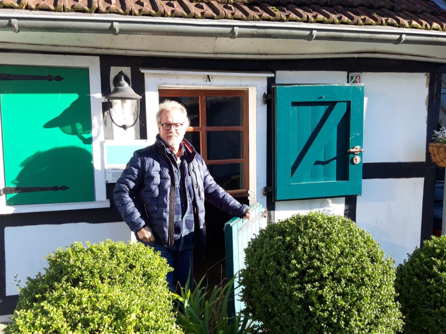 Kind beim Zusammenbau eines Taschenmessers