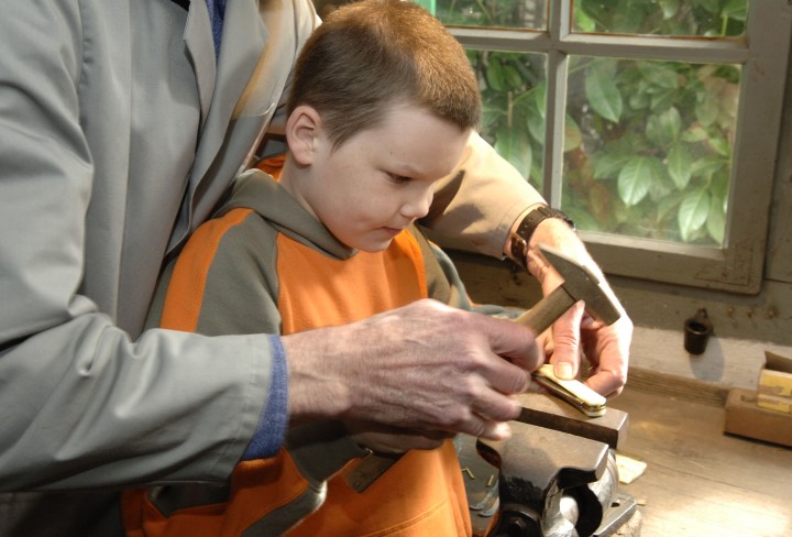 Kind beim Zusammenbau eines Taschenmessers