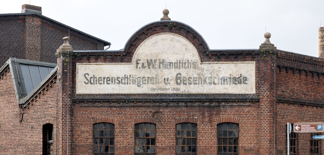 Fassade der gesenkschmiede Hendrichs an einer Straße