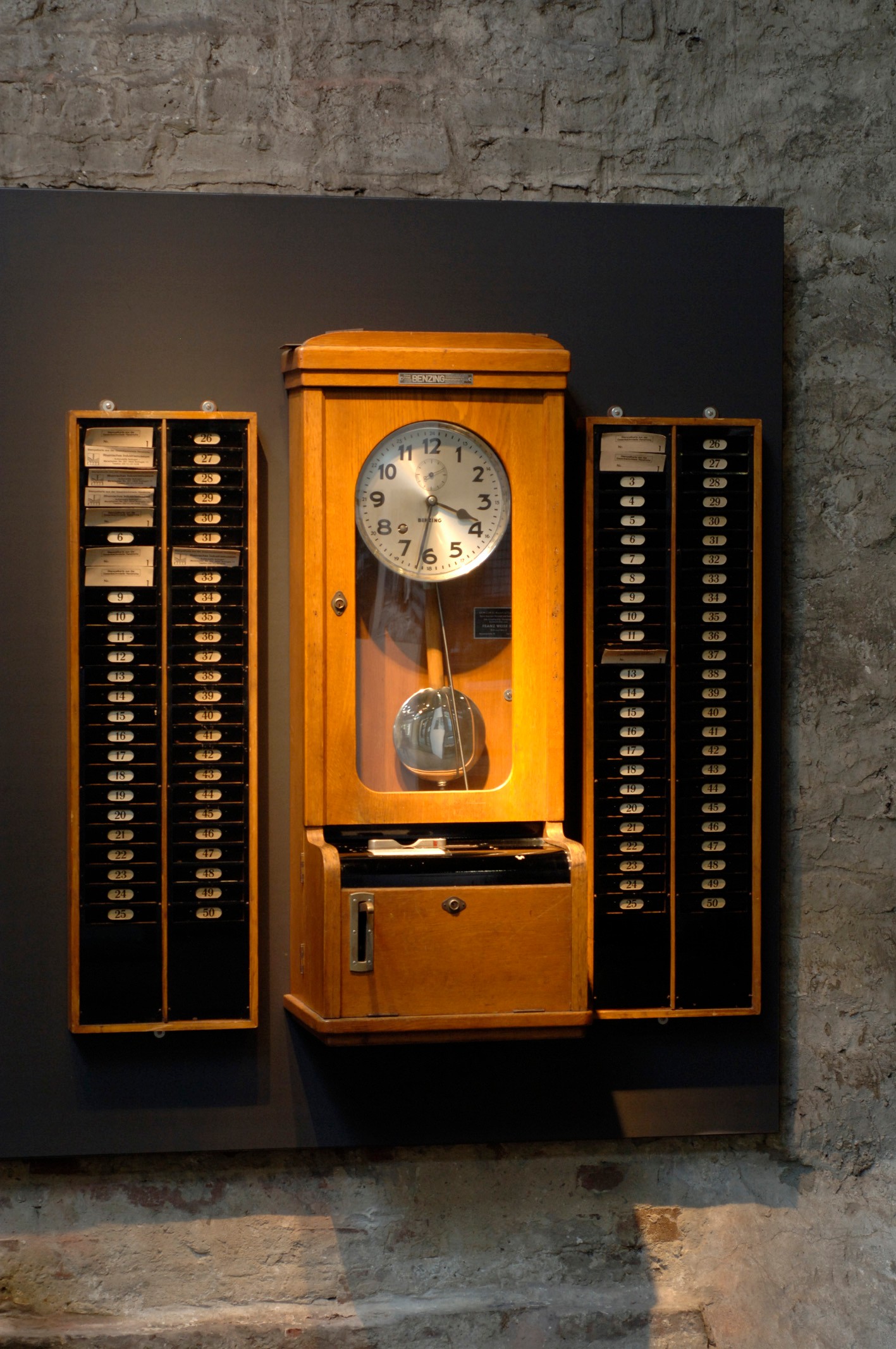 Die alte Stempeluhr der Gesenkschmiede Hendrichs befand sich gleich am Kontor.