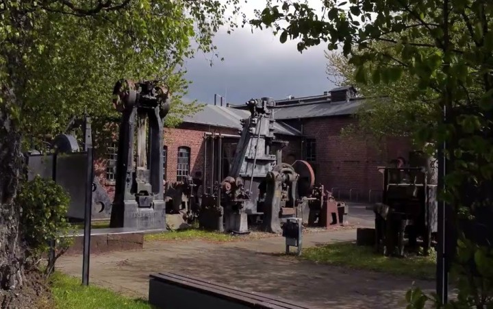 Historische Maschinenteile auf dem Gelände der Gesenskschmiede Hendrichs