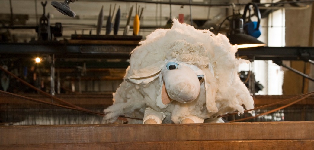 Ein Stofftier-Schaf in der Tuchfabrik Müller