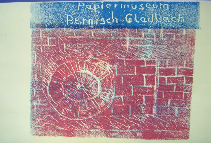 Ein Druck von einem Bild, auf welchem eine selbstgemalte Mauer abgebildet ist und darüber "Papiermuseum Bergisch Gladbach" steht.