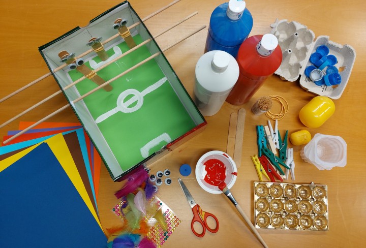 Kicker aus Schuhkarton mit Bastelmaterialien