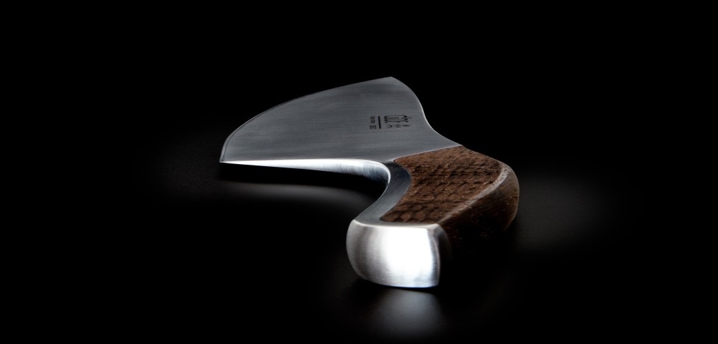 Messer aus der Messerserie SYNCHRONOS mit dem fließenden Übergang zwischen Klinge und Griff auf schwarzem Hintergrund. 