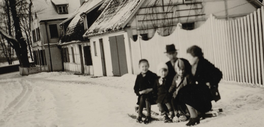 Historische Fotografie, die eine Familie in der winterlichen Szenerie vor der St. Antony-Hütte zeigt.