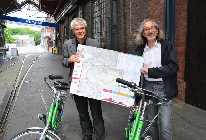Dr. Walter Hauser und Dr. Burkhard Zeppenfeld stehen neben den Farräder und schauen auf die Fahrradkarte