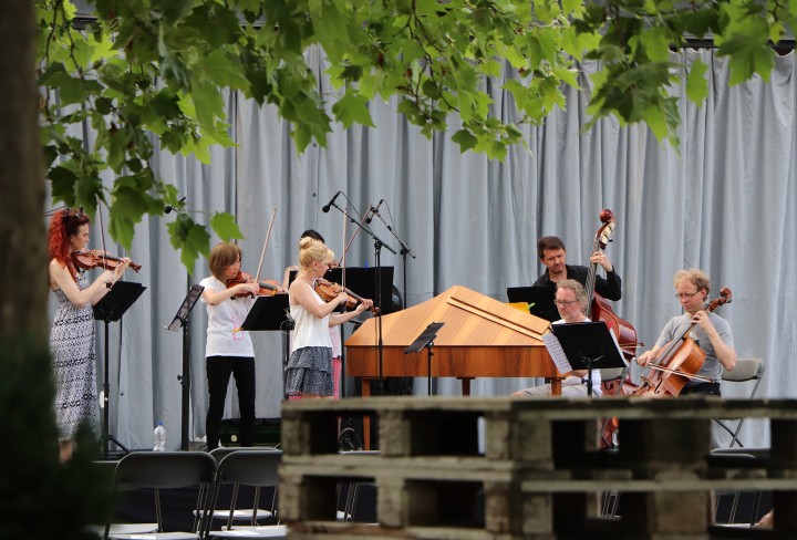 Ein kleines Orchester auf einer Bühne im Freien