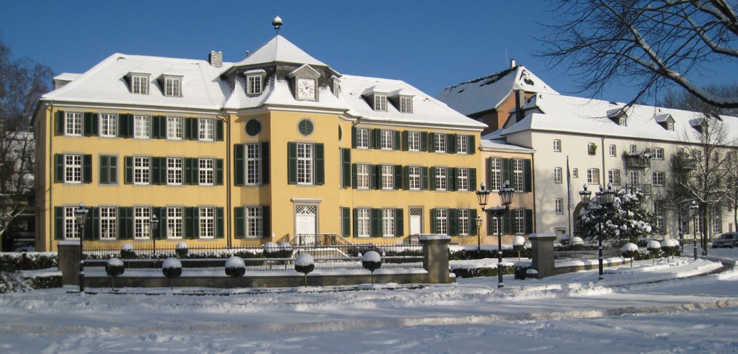 Gelbes prachtvolles Gebäude im Schnee