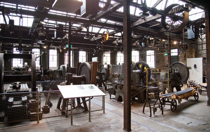 Halle der Gesenkschmiede Hendrichs mit großen Fenstern und Stahlträgern mit historischen Maschinen.