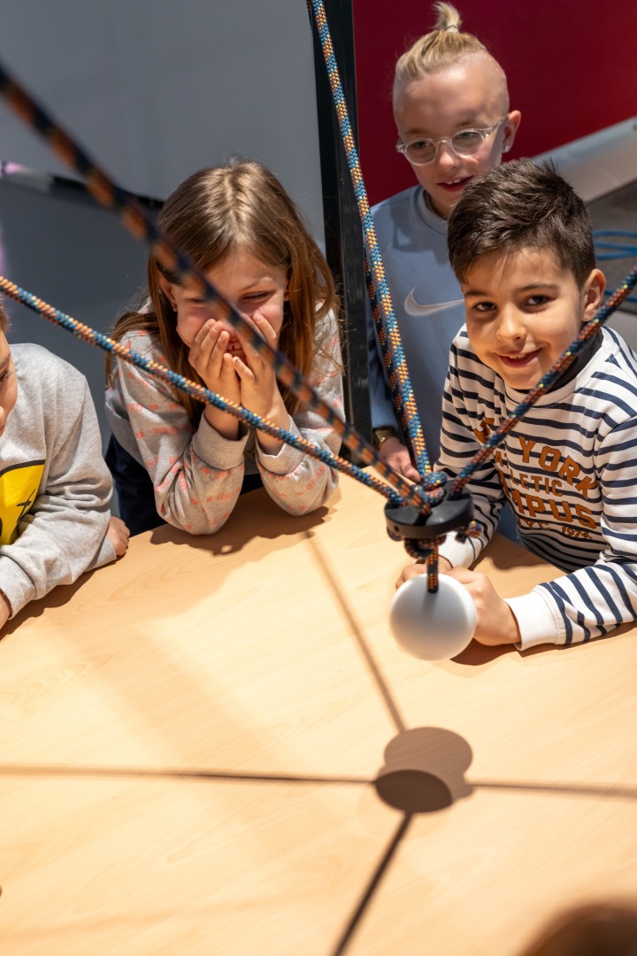 Kinder experimentieren am Tisch