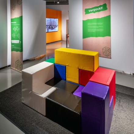 Das Bild zeigt einen Sessel, welcher aus bunten Kunstlederbausteinen zusammengesetzt wurde.