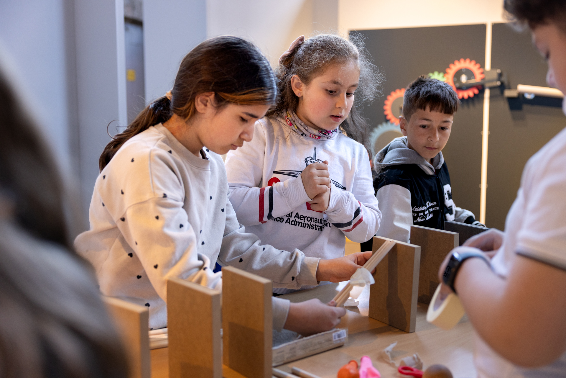 Kinder basteln an einer Kettenreaktion