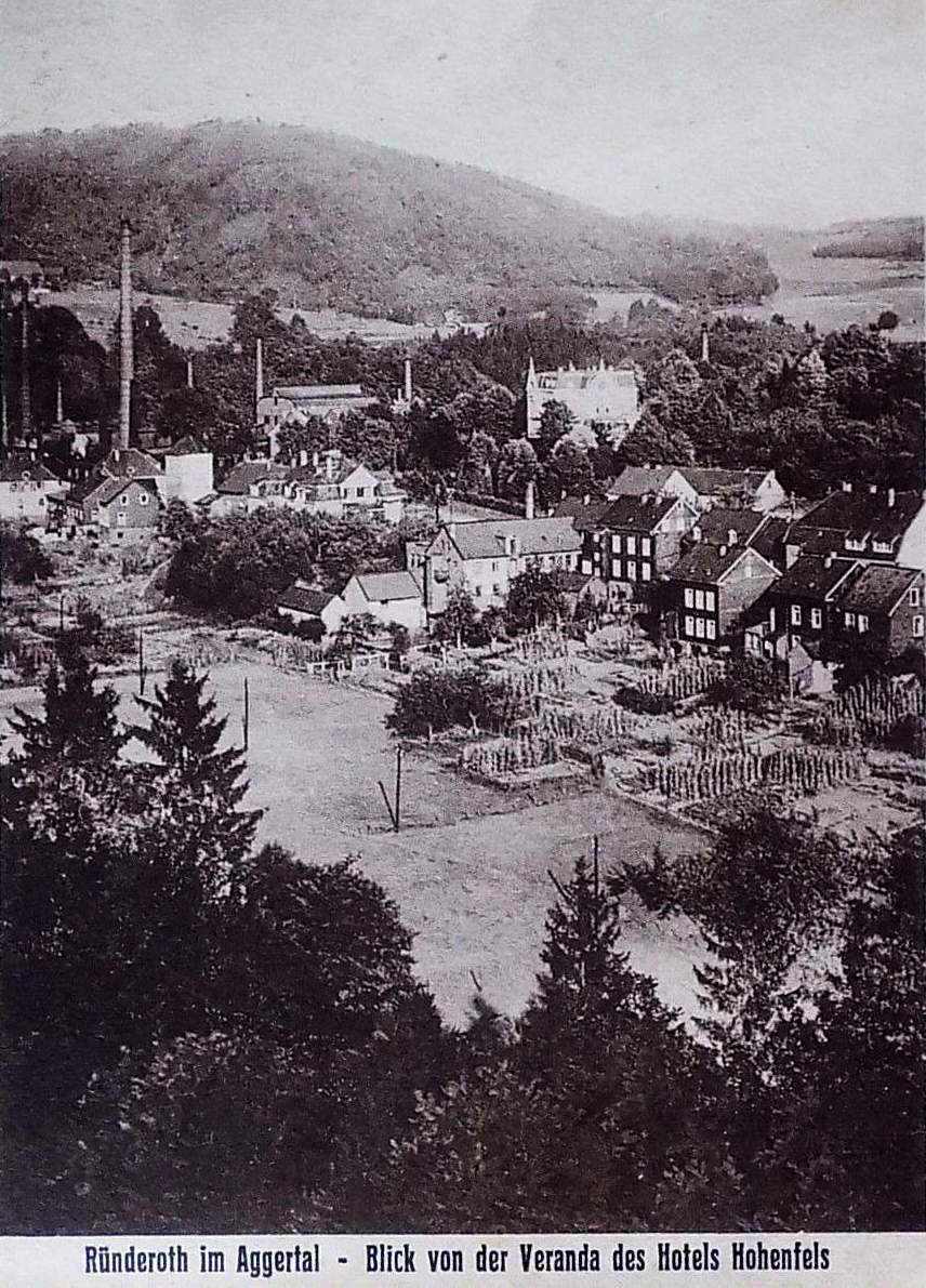 Historisches Schwarzweiß-Bild einer Landschaft mit Häsuern und Gärten